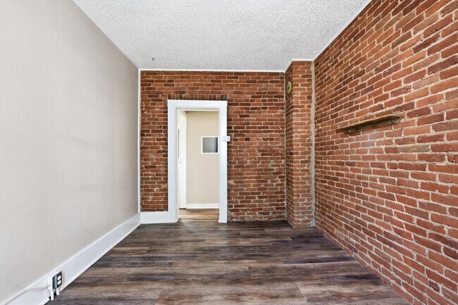 Building Photo - 401 Rose St