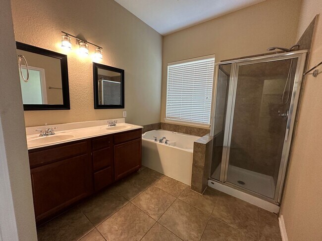 Building Photo - For Lease | 4 Bed, 2.5 Bath | 2,587 Sq Ft ...