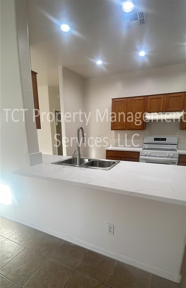 Building Photo - 3 Bedroom/2 Bath Phoenix Home Close to I-10 and 101