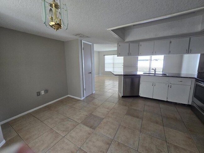 Building Photo - 12367 Linden Dr