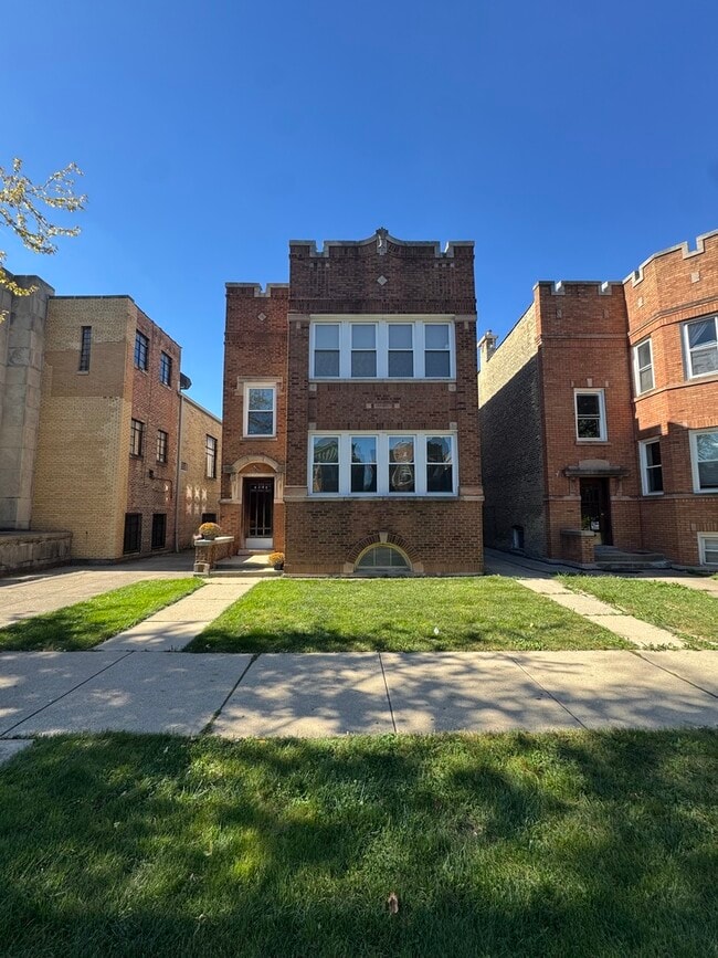 Building Photo - 6208 N Artesian Ave