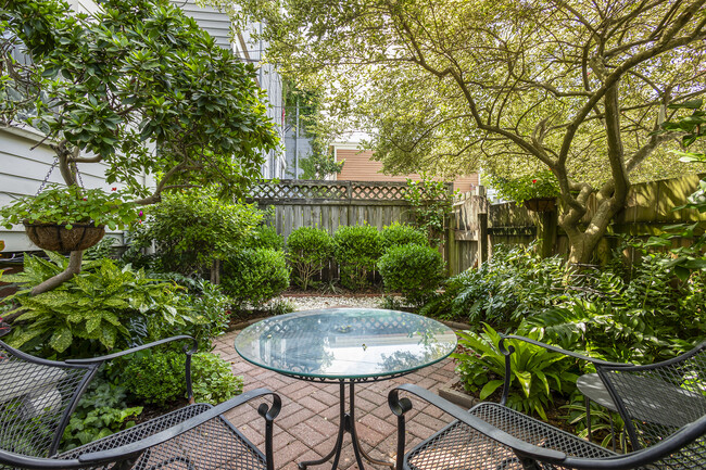 Courtyard - 536 E Gaston St