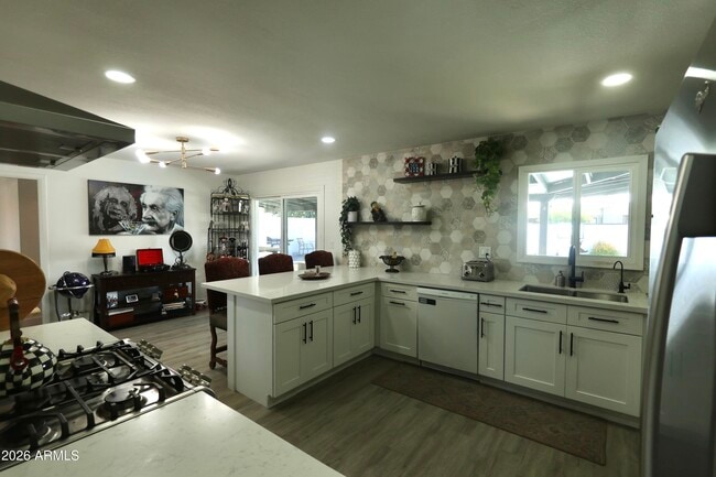 Building Photo - 1011 W Elna Rae St