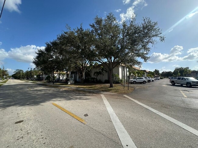 Building Photo - 1830 Maravilla Ave