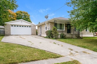Building Photo - 5811 Dell Rose Dr