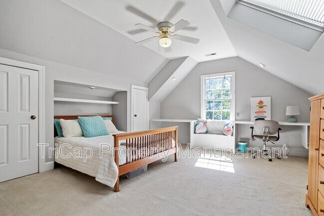 Building Photo - 2113 Hamrick Dr