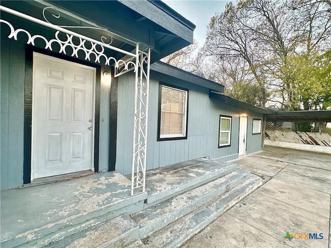 Building Photo - 104 E Fowler Ave