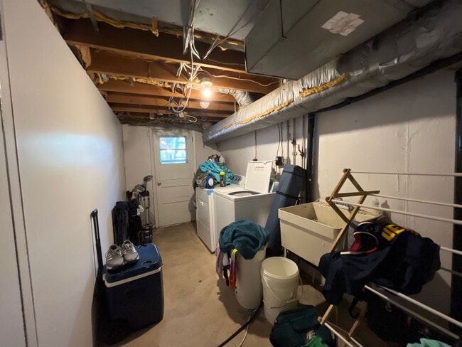 Building Photo - Beautifully updated 3-bedroom, 1.5-bath to...