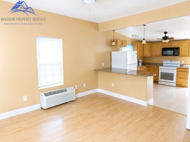 Building Photo - 418 W Maddux St