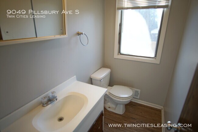 Building Photo - 3 Bedrooms Top Level w/ Full Bath - 2 Car ...