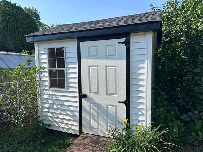 Building Photo - Cape Cod in Middletown 4 bedroom