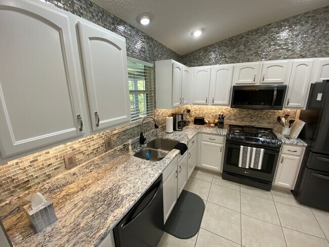 Building Photo - Beautiful ANNUAL, Fully Furnished, turnkey 3 Beds & 2 Baths in The Village of Sabal Chase