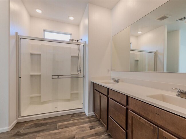 Building Photo - $500 OFF FIRST MONTHS FULL RENT!