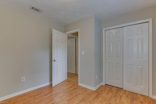 Building Photo - 3800 Sunset Point