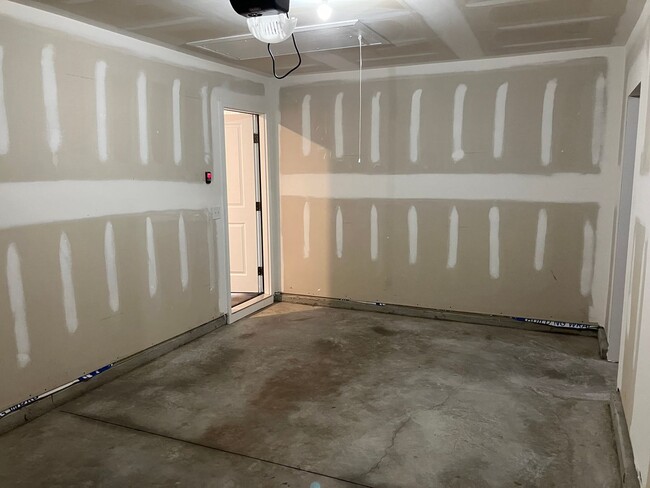 Building Photo - 3 Bedroom 2 Bathroom House- Groves at Sout...