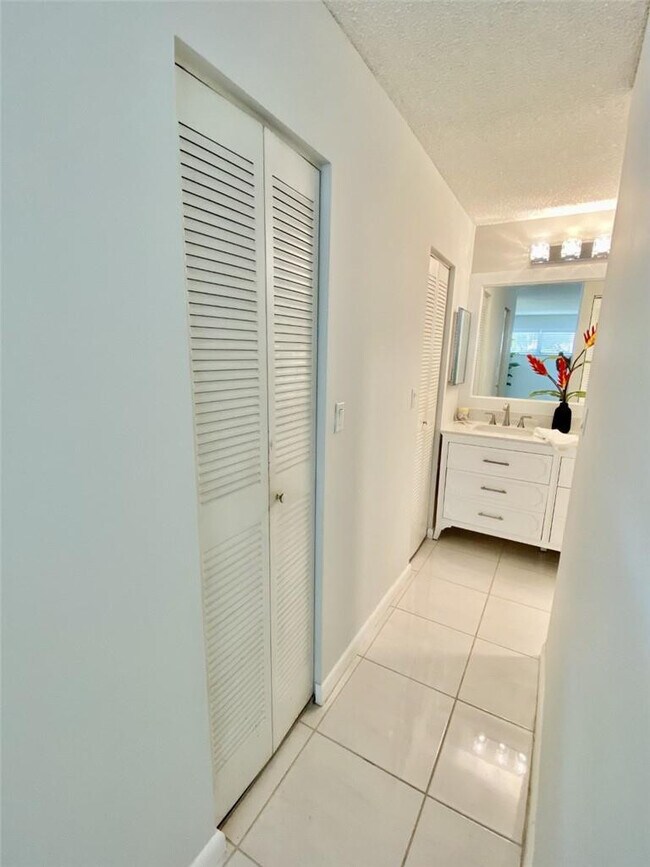 Building Photo - 21 Jacaranda Dr