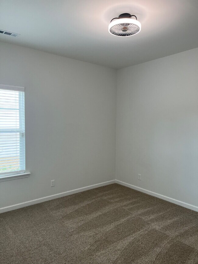 Building Photo - 306 Crimper Ln