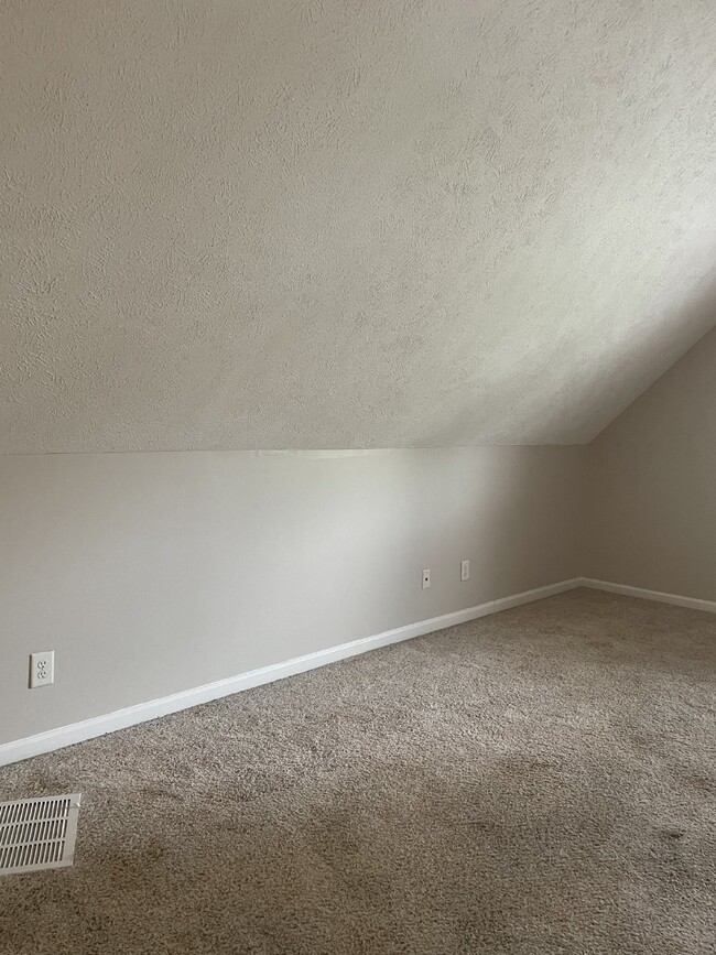 Building Photo - 634 Hidden Valley Dr