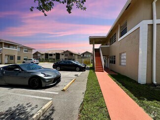 Building Photo - 10008 Twin Lakes Dr