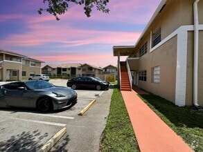 Building Photo - 10008 Twin Lakes Dr