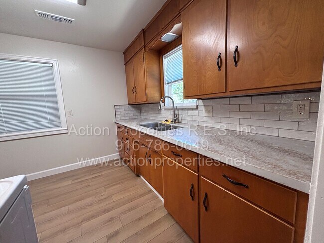 Building Photo - Cottage Style Home in the Heart of Roseville - Large Yard - Completely Renovated!