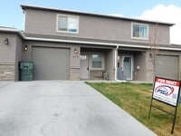 Building Photo - Townhome Near Shopping