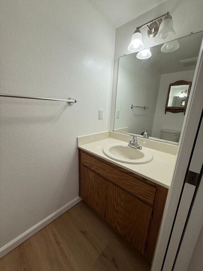 Building Photo - Westland Estates 2 Bedroom 2.5 Bathroom Condo