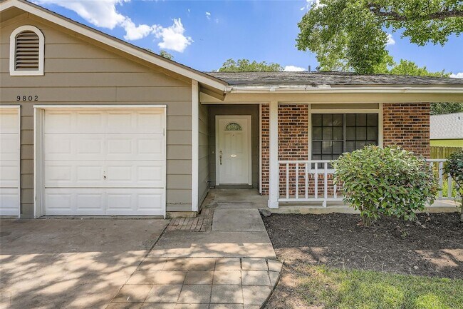 Building Photo - 9802 Briar Ridge Dr