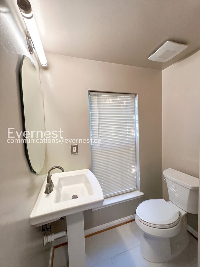Building Photo - 2 Bed/1.5 Bath Townhome with Garage / Vouchers Accepted / Available Now!