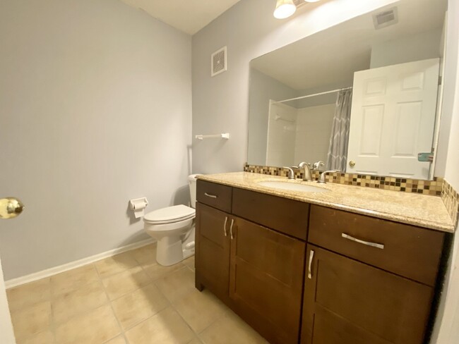 Building Photo - Updated One Bedroom Condo In The Reserve a...