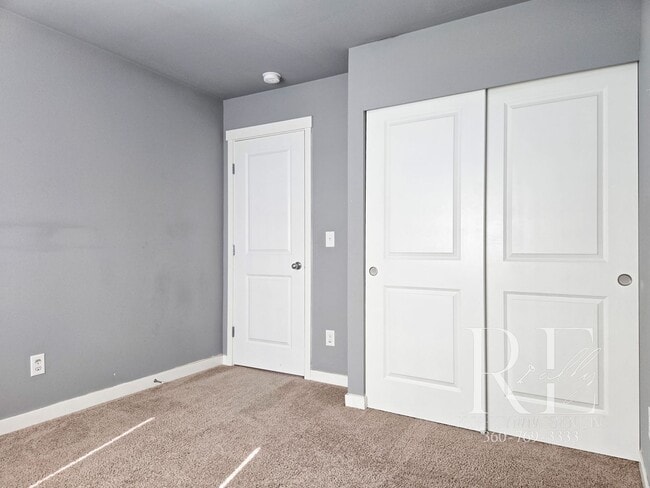 Building Photo - Effortless Elegance in Caldart Heights, Po...