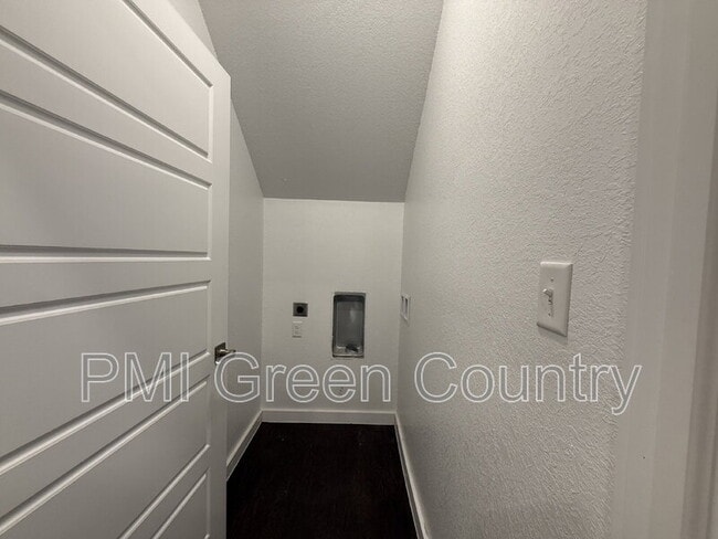 Building Photo - 13523 S Mingo Rd