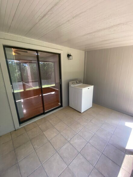 Building Photo - 10125 Lake Oak Cir