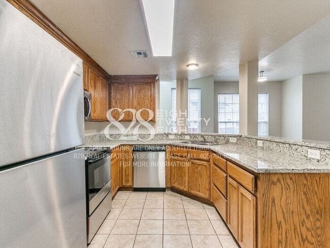 Building Photo - *AVAILABLE NOW!* Spacious 3 Bed/2.5 Bath Duplex Townhome Available in Norman!