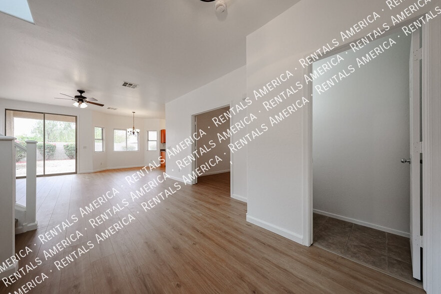 Building Photo - 1295 E Leaf Rd