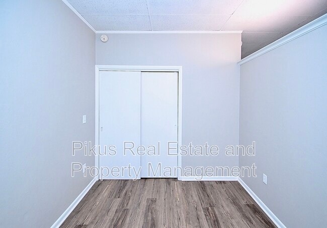 Building Photo - 111 Lincoln Way W
