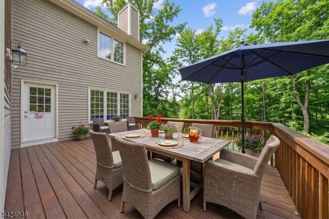 Building Photo - 11 Rosewood Ln