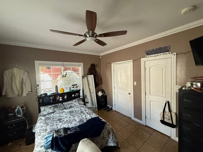 Building Photo - 4 bed 3 bath plus 2 Extra Bonus Rooms with full bathroom in the back yard