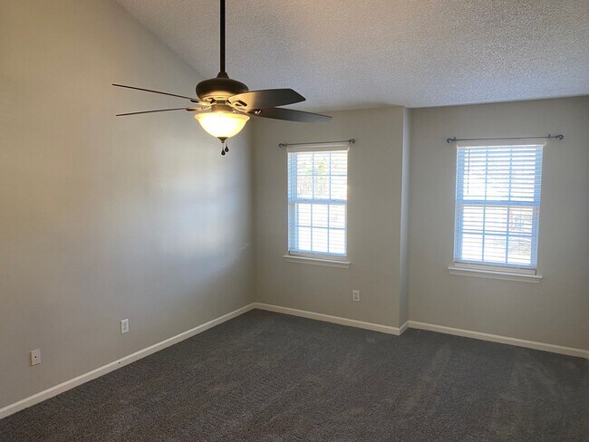 Building Photo - You can't miss this DEAL!