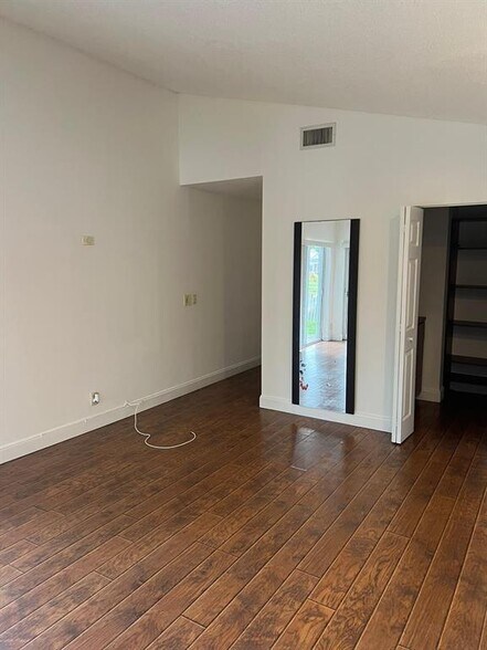 Building Photo - 1120 NW 106th Ave