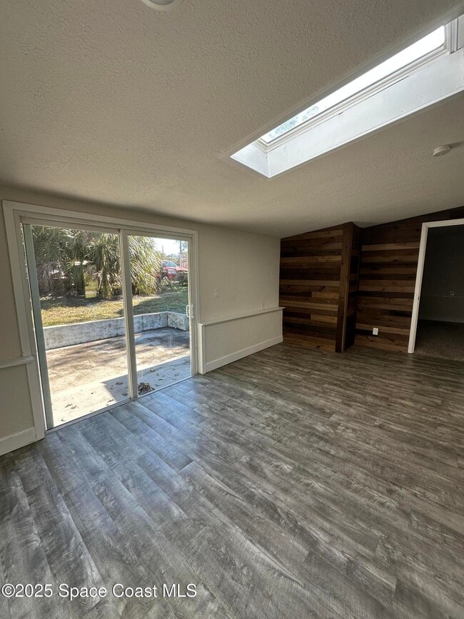 Building Photo - 1130 Delmonte St