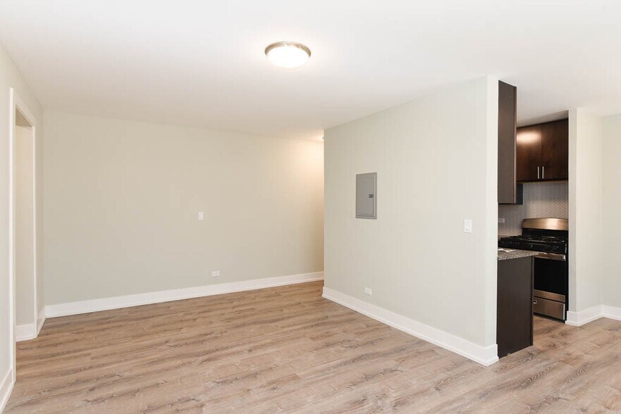 Building Photo - 535 W Surf St