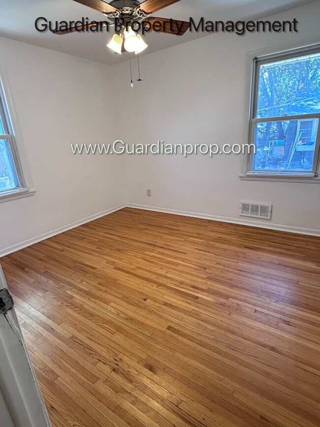 Building Photo - Crosstown Side By Side, Washer/Dryer In Unit, 1 Garage Space, Hardwood Floors, Dishwasher