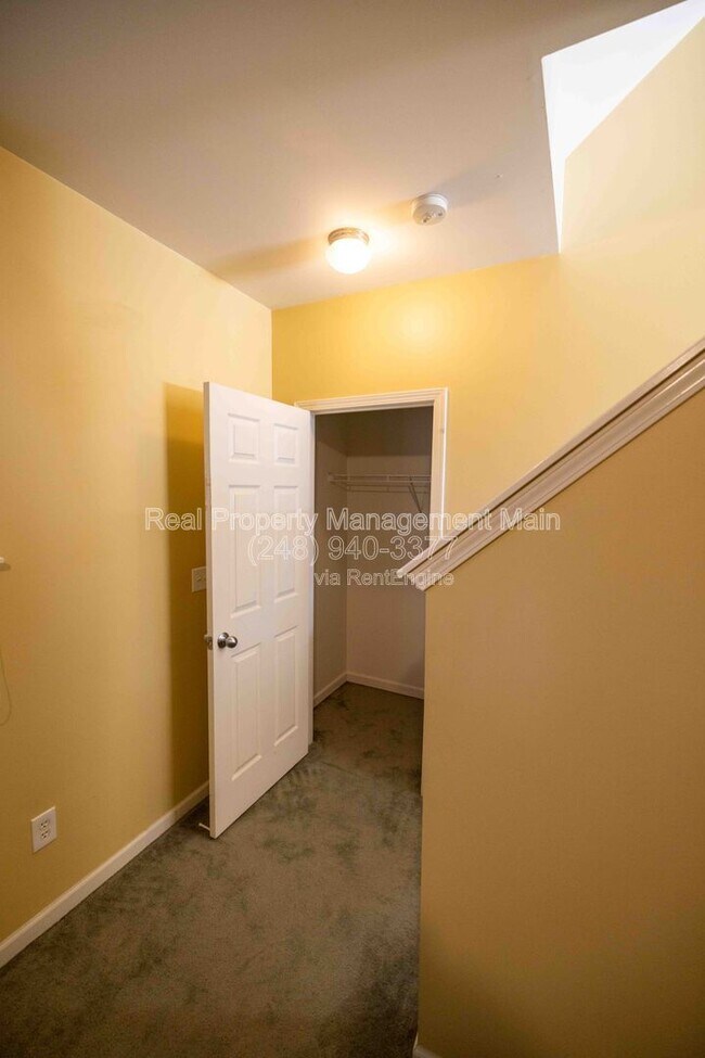 Building Photo - 264 E Palmer St