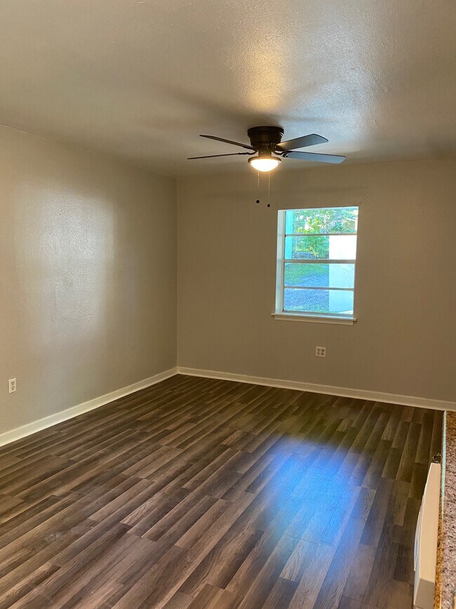 Building Photo - Brooksville Cozy Cottage