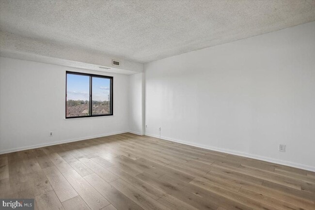 Building Photo - 3800 Powell Ln