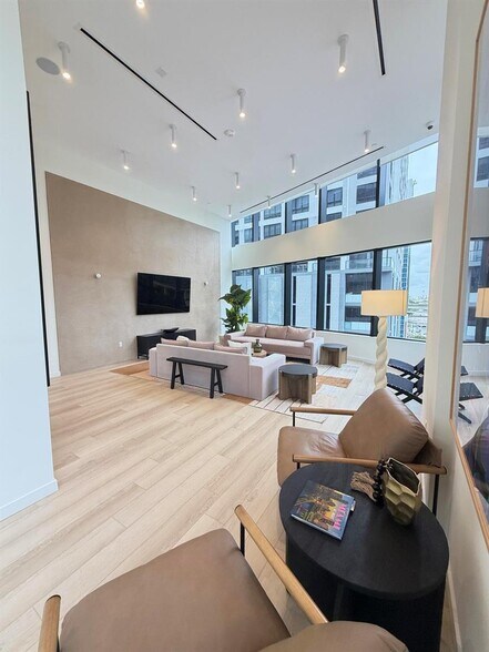 Building Photo - 225 N Miami Ave