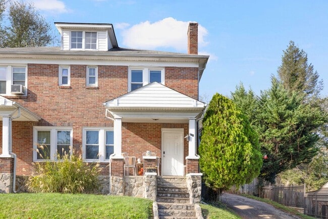 Building Photo - 724 Holston St