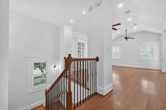 Building Photo - 1042 W 25th St
