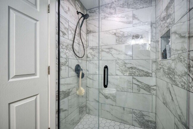 Building Photo - Charming 3-Bedroom Retreat with Finished Basement & Cozy Fireplace in Shoreview!